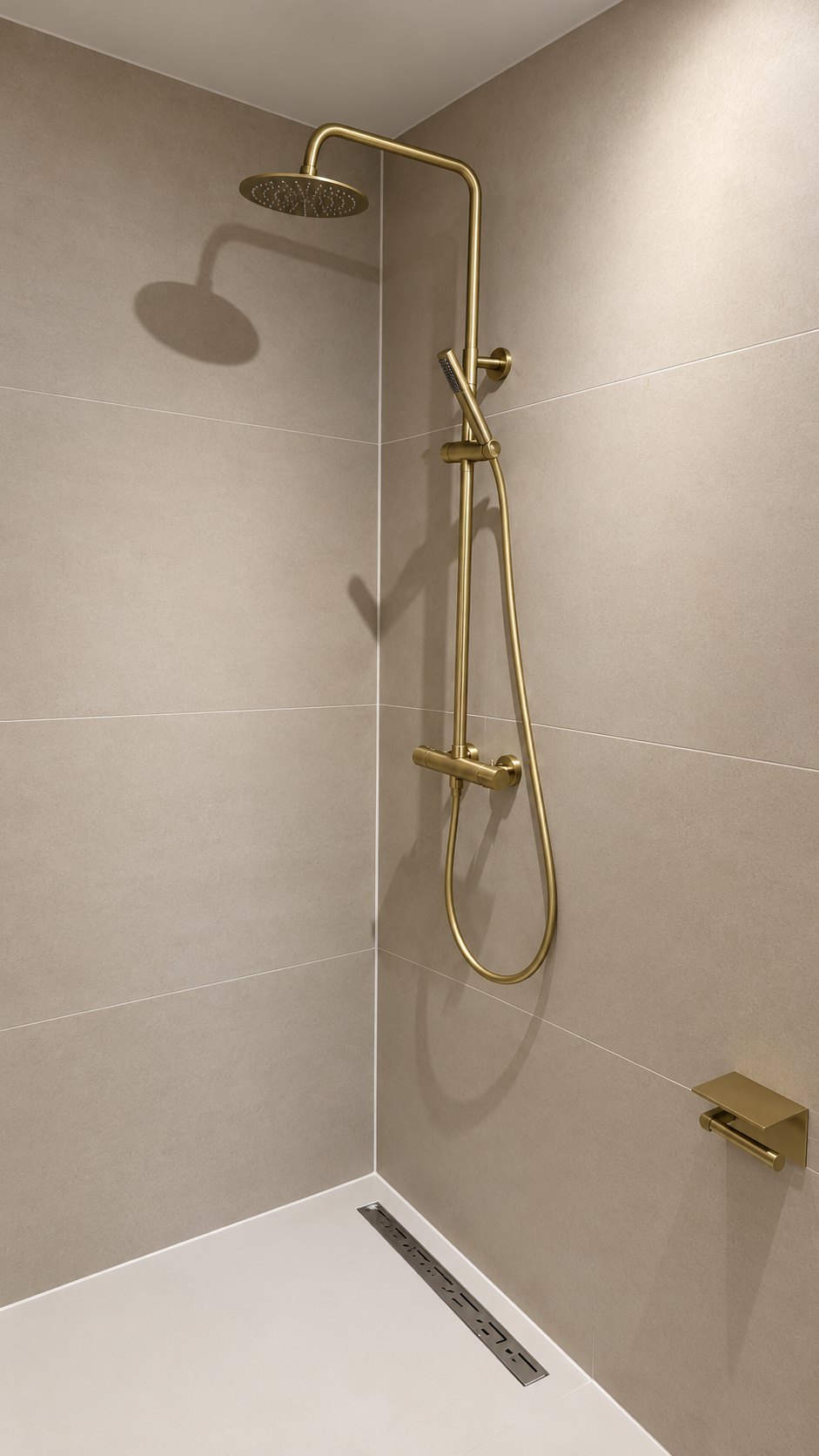 Lichte badkamer met gouden douche